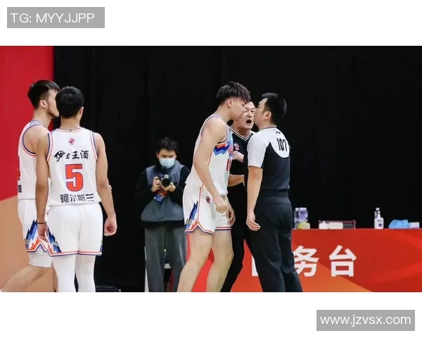 新疆齐麟跳投技艺精湛引发热议球迷热盼新赛季精彩表现