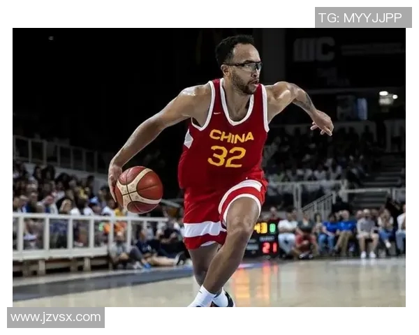 胡荷韬在比赛中展现出色防守能力成功抢断助力球队反击